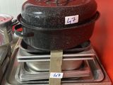 plusieurs casseroles sont empilées les unes sur les autres