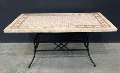 une petite table avec un plateau en carrelage et des pieds en métal