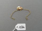 bracelet plaqué or avec une breloque en forme de cœur, monté sur une chaîne plaquée or