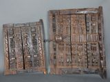 deux morceaux de bois sculptés posés sur une table