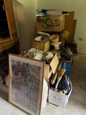 une photo d'une photo posée par terre à côté d'une pile de cartons