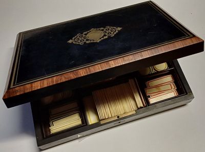 une boîte noire contenant des cartes, posée sur une table