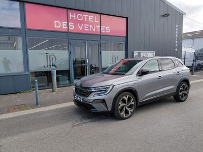 Le SUV gris est garé devant l'Hôtel des Ventes.