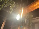 plusieurs ampoules suspendues au plafond d'un restaurant