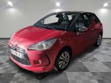 la citrole rouge est garée dans le garage sur un sol en damier