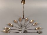 un ensemble de cuillères en argent et de cuillères-cuillères disposées en cercle