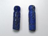 Deux morceaux de lapis-lazuli sont représentés sur une surface blanche