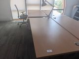 une photo d'une salle de réunion avec une grande table et des chaises