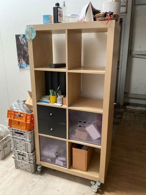 une bibliothèque en bois sur laquelle sont posées de nombreuses boîtes