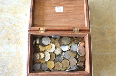 Un coffret en bois sculpté contenant des pièces de monnaies …
