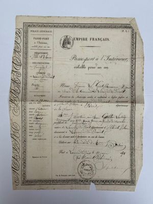 une feuille de papier à laquelle est joint un document