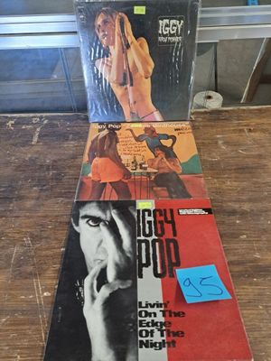 deux livres posés l'un à côté de l'autre sur une table en bois