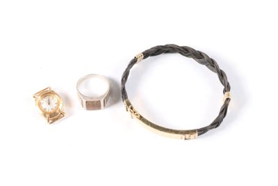 trois bijoux, à savoir une montre, un bracelet et une bague