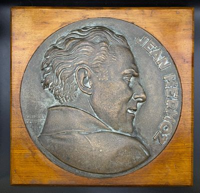 une image représentant un médaillon en bronze à l'effigie d'un homme barbu