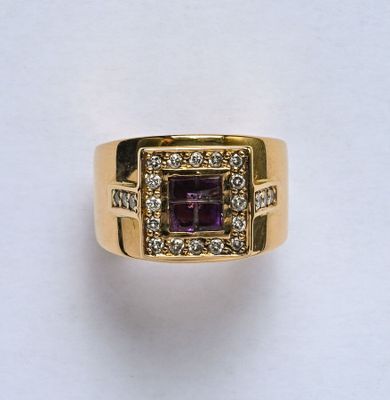 Bague en or jaune 18K (750/oo) lisse, centrée d'un motif car…