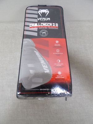 emballage d'une souris de jeu noire et rouge posée sur une surface blanche