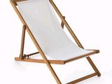 une chaise de plage blanche avec une structure en bois sur fond blanc