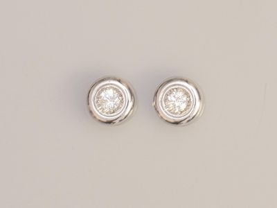 une paire de boucles d'oreilles en diamant