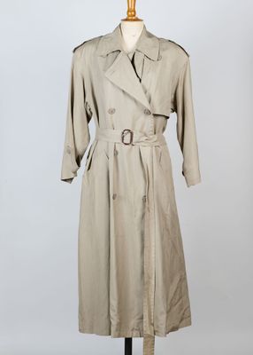 un trench-coat beige sur un mannequin, un mannequin, un mannequin, un mannequin, un mannequin, un mannequin, un mannequin, un mannequin, un mannequin, un mannequin, un mannequin, un mannequin, un mannequin, un mannequin, un mannequin, un mannequin, un mannequin, un mannequin, un mannequin, un mannequin, un mannequin, un mannequin, un mannequin, un mannequin, un mannequin, un mannequin, un mannequin, un mannequin, un mannequin, un mannequin, un mannequin, un mannequin, un