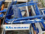 beaucoup de chaises bleues posées par terre