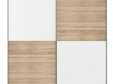 une porte coulissante blanche et en bois à deux vantaux
