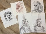 six dessins représentant des femmes en costume de la Renaissance posés sur une table en bois