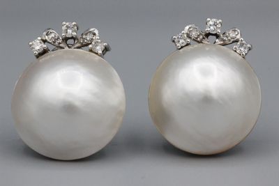 Paire de boucles d’oreilles en or ornées de perles Mabé surm…