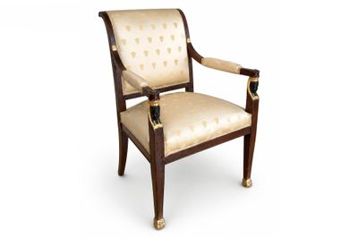 une image représentant une chaise avec une structure en bois et une assise rembourrée de couleur beige