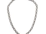 gros plan d'un collier sur fond blanc