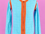 une veste orange et bleue sur un mannequin, un mannequin, un mannequin, un mannequin, un mannequin, un mannequin, un mannequin, un mannequin, un mannequin, un mannequin, un mannequin, un mannequin, un mannequin, un mannequin, un mannequin, un mannequin, un mannequin, un mannequin, un mannequin, un mannequin, un mannequin, un mannequin, un mannequin, un mannequin, un mannequin, un mannequin, un mannequin, un mannequin, un mannequin, un mannequin, un mannequin, un mannequin, un mannequin, un