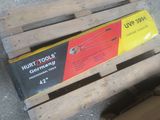 une caisse à outils posée sur une palette au sol