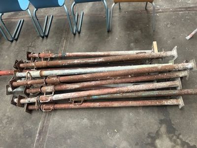 Ensemble de 16 étais de maçon En l'état