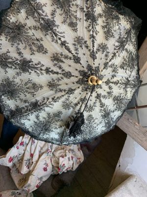 un parapluie noir et blanc posé sur une chaise en bois