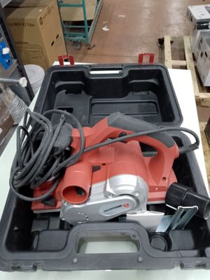 une boîte à outils avec des outils posés sur une table