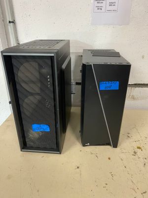deux boîtiers d'ordinateur posés sur une table