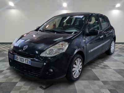 la photo d'une petite voiture noire garée sur un sol en damier