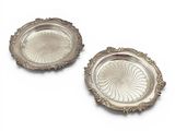 paire de plateaux argentés ornés de motifs floraux de chaque côté