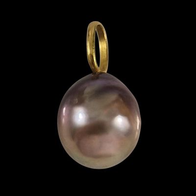 un pendentif en perle rose monté sur une chaîne plaquée or