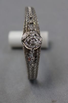 gros plan d'une bague en diamant sur une surface grise