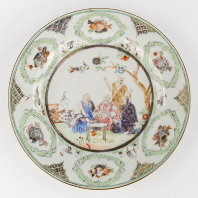 une assiette sur laquelle est représentée une femme et un chat