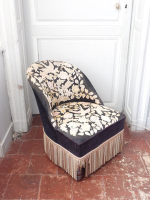 une chaise posée dans un coin d'une pièce