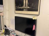 un bureau équipé d'un écran d'ordinateur et d'un clavier