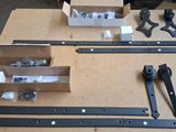 une table sur laquelle sont posés tout un tas d'outils différents