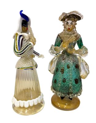 paire de figurines en verre représentant des femmes vêtues de costumes d'époque
