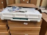 une pile de boîtes empilées les unes sur les autres