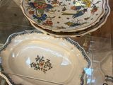 plusieurs assiettes et bols exposés dans une vitrine