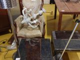 une chaise qui se trouve au milieu d'une pièce