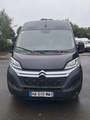 l'avant d'une camionnette noire garée sur un parking