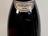 une bouteille de vin à côté d'un verre de vin