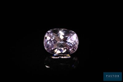 un diamant violet sur fond noir